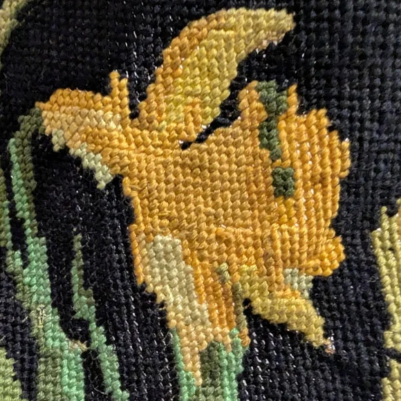 Vintage handcrafted textile art, featuring exquisite Floral hand embroidery - Picture 11 of 14